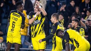 שחקני בית"ר חוגגים עם מיירון ג'ורג'