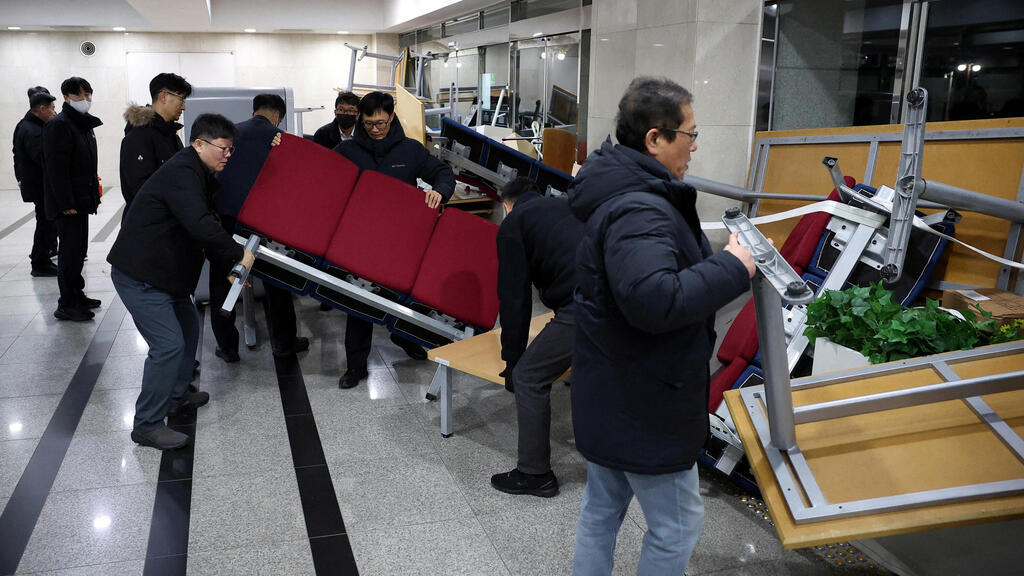 Damage inside the parliament building after the 'night of martial law' initiated by Yoon (Photo: REUTERS/Kim Hong-Ji) הנזק בבניין פרלמנט ב סיאול דרום קוריאה אחראי מהומות עם ניסיון כושל להטיל משטר צבאי