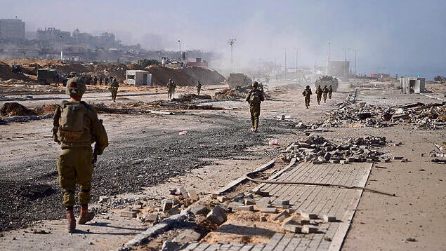 לוחמים בצפון רצועת עזה כפי שצילם המתעד הצבאי דויד ריבייב שנפצע בעזה