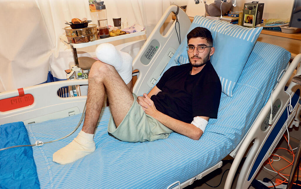 דויד ריבייב בעת אשפוזו בבית החולים לאחר שנפצע ברצועת עזה