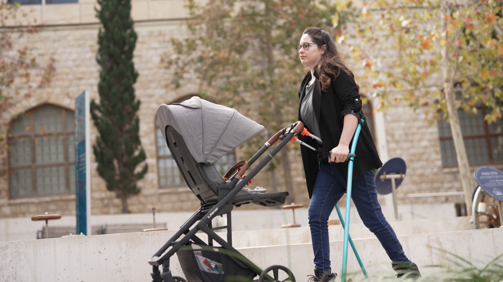 רתמה להסעת עגלה למשתמשים בקביים