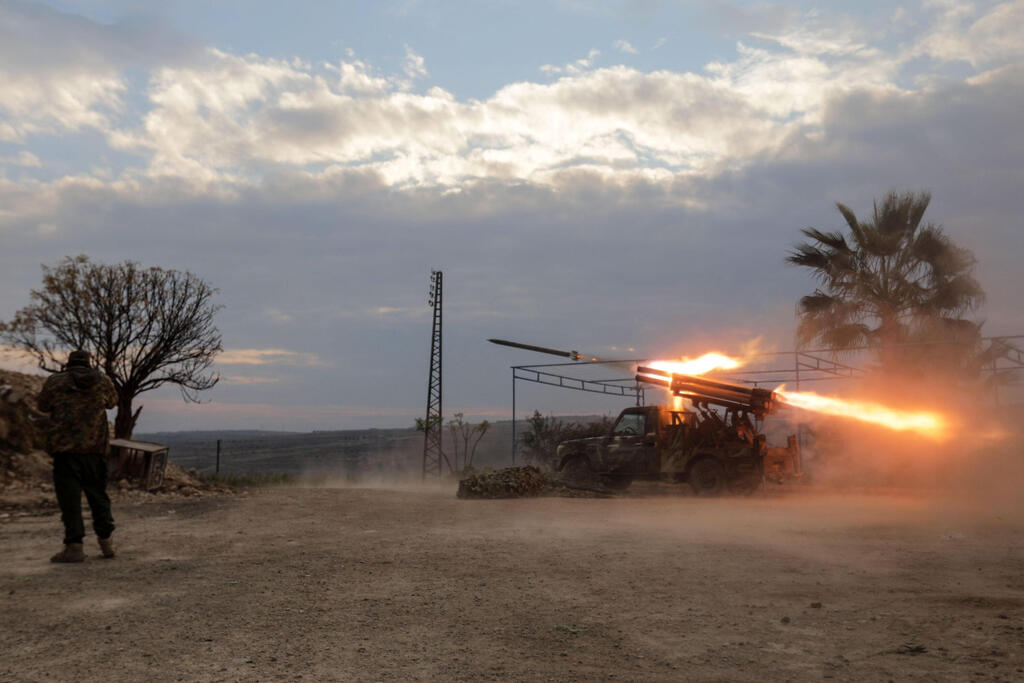 סוריה כוחות ה מורדים נגד בשאר אסד פרברי העיר חמה