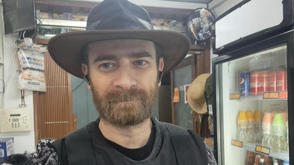 איגור בכלבו של הקיבוץ שבבעלותו