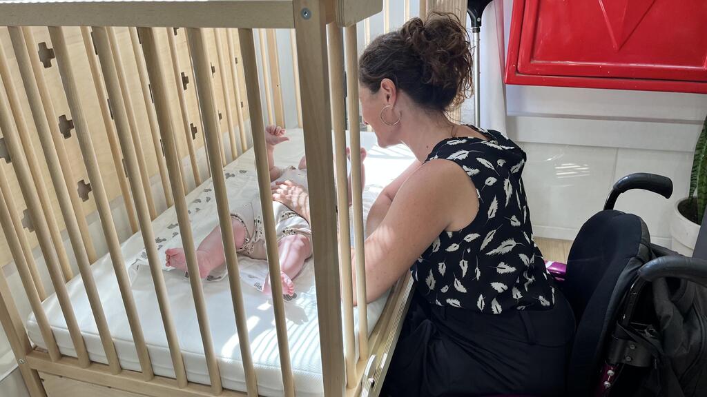 עריסת תינוק מונגשת