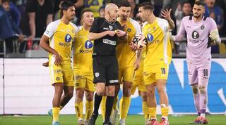 שחקני מכבי תל אביב מקיפים את עידן לייבה