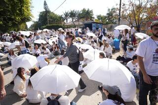 מחאה שקטה בדרישה להחזרת החטופים מול ביתו של שר הביטחון ישראל כ"ץ