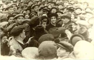 Голда Меир около синагоги в Москве, фото 1948 года