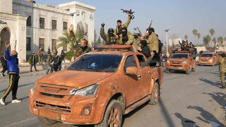 מורדים בסוריה בעיר חמה שנכבשה במסגרת הקרבות נגד צבא אסד