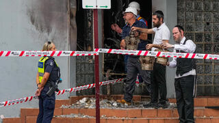 מוציאים תשמישי קדושה מבית הכנסת