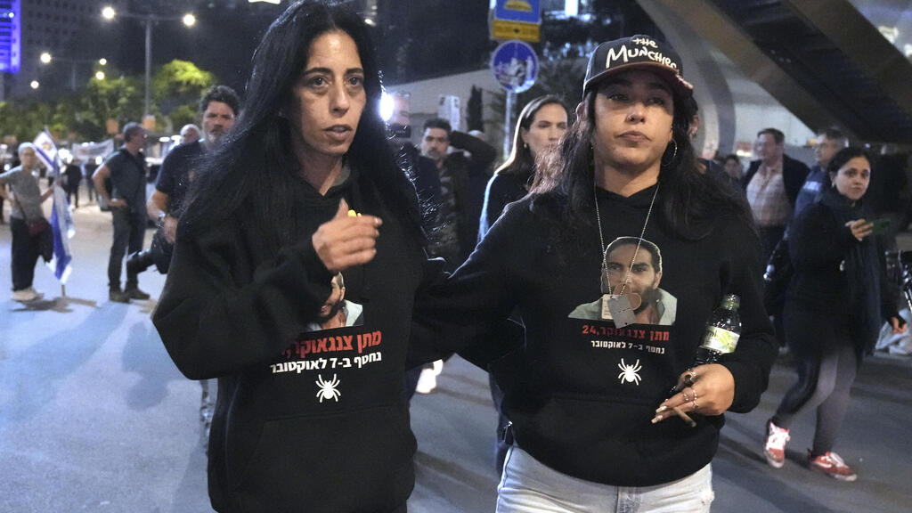 אילנה גריצ'בסקי  בהפגנה להחזרת החטופים ברחוב בגין בתל אביב