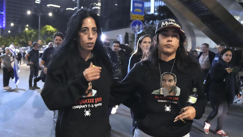 אילנה גריצ'בסקי  בהפגנה להחזרת החטופים ברחוב בגין בתל אביב