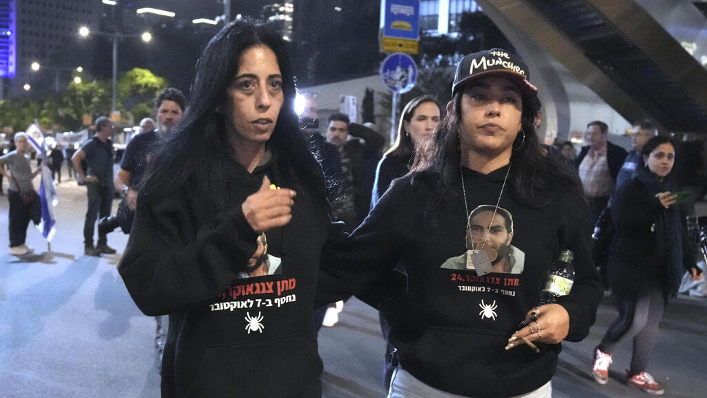 אילנה גריצ'בסקי  בהפגנה להחזרת החטופים ברחוב בגין בתל אביב