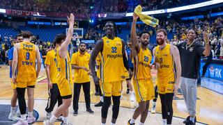 שחקני מכבי ת"א חוגגים