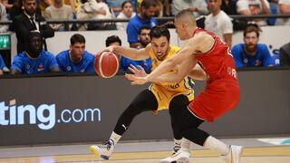 שחקן מכבי ת"א תמיר בלאט מול שחקן הפועל ת"א ים מדר