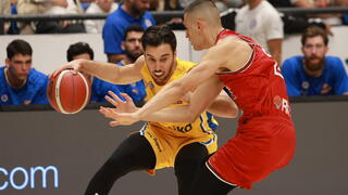 שחקן מכבי ת"א תמיר בלאט מול שחקן הפועל ת"א ים מדר