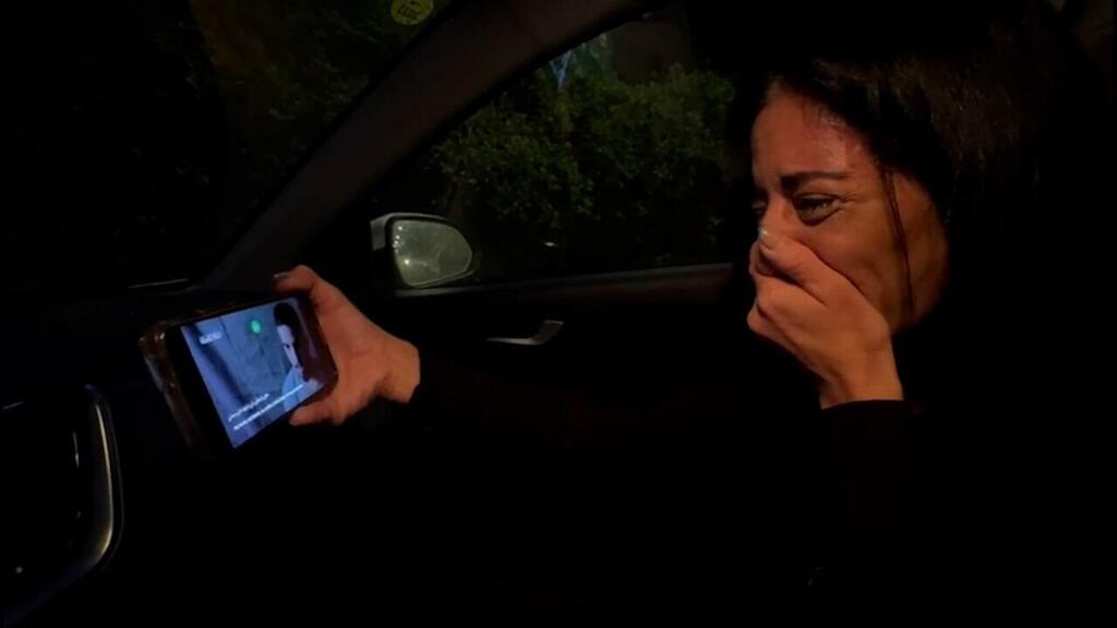 עינב צנגאוקר צופה בסרטון שחמאס פרסמו של בנה החטוף
