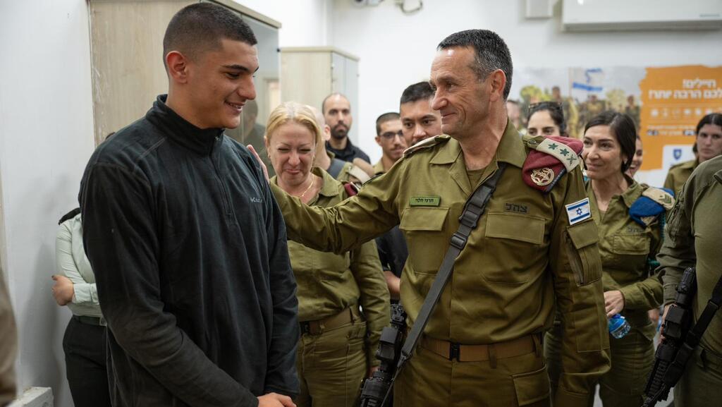 הרמטכ"ל הרצי הלוי ביקר את המתגייסים החדשים לגולני בלשכת הגיוס
