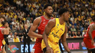 שחקן מכבי ת"א ג'יילן הורד מול שחקן הפועל ת"א ברונו קאבוקלו