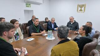 ראש הממשלה בנימין נתניהו נפגש עם משפחות חטופים