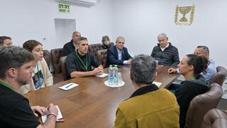ראש הממשלה בנימין נתניהו נפגש עם משפחות חטופים