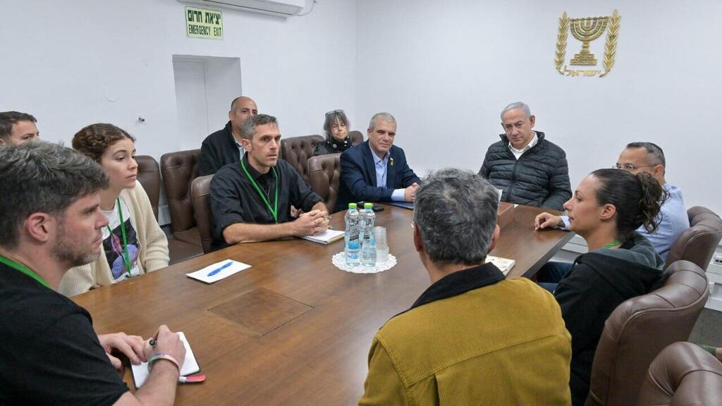 ראש הממשלה בנימין נתניהו נפגש עם משפחות חטופים