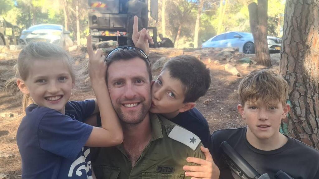 רס״ן (מיל׳) יבגני זינרשיין ז"ל עם שלושת ילדים יונתן, אורן ונינט