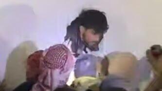 אסירים משתחררים לחופשי דרך חור בקיר כלא סיידנאיא פרברי דמשק סוריה