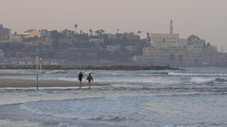 מטיילים בחוף הים בתל אביב-יפו