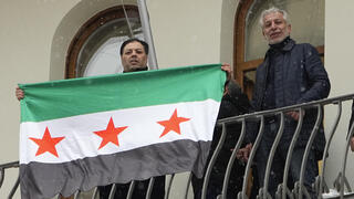 רוסיה דגל האופוזיציה הסורית מונף ב שגרירות סוריה ב מוסקבה