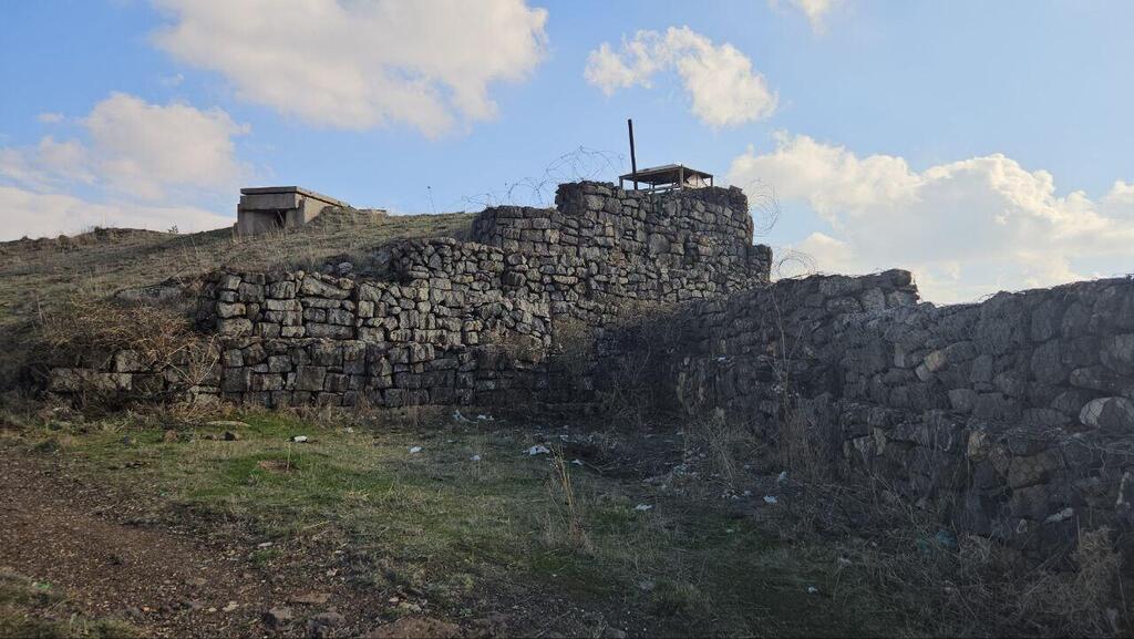 דחפורי צה"ל בגדר המערכת ליד מג'דל שמס והמוצב בעמק הבכא שאוייש ע"י הצנחנים