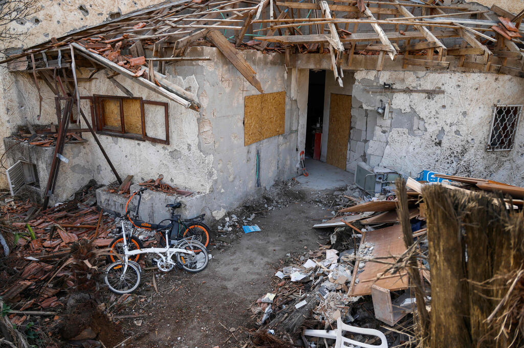 A destroyed home in Metula on Israel's northern border with Lebanon (Photo: Jalaa Marey / AFP) מטולה