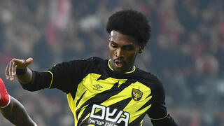 שחקן הפועל באר-שבע פול גריטה מול שחקן בית"ר ירושלים ז'אן מרסלן