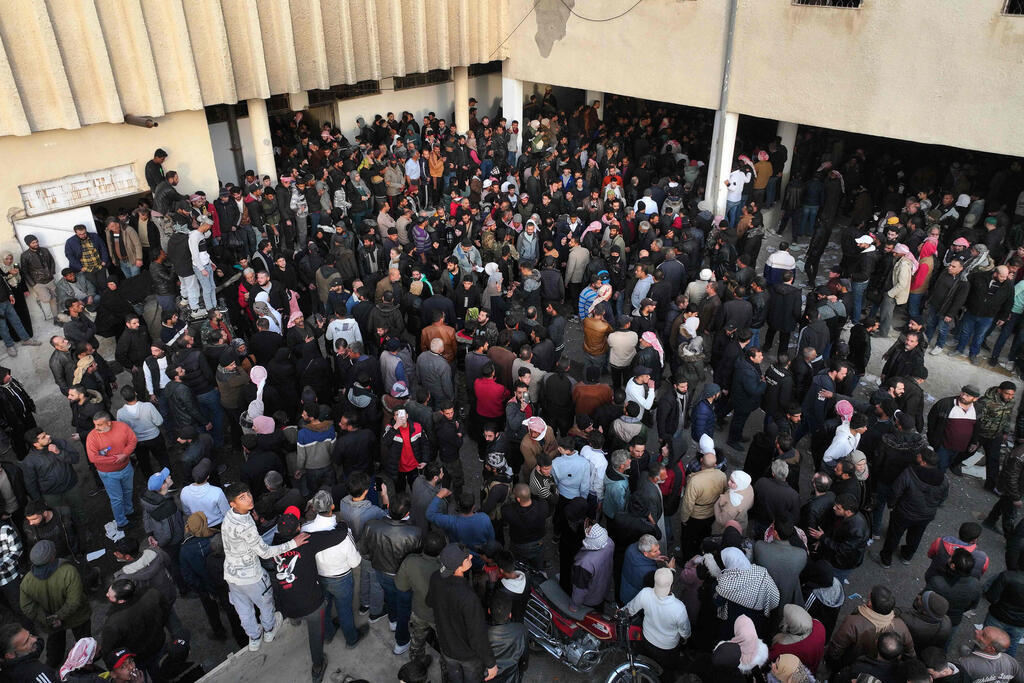 Large crowds gather outside the infamous Saydnaya prison (Photo: OMAR HAJ KADOUR / AFP) המונים מחוץ ל כלא סיידנאיא סוריה
