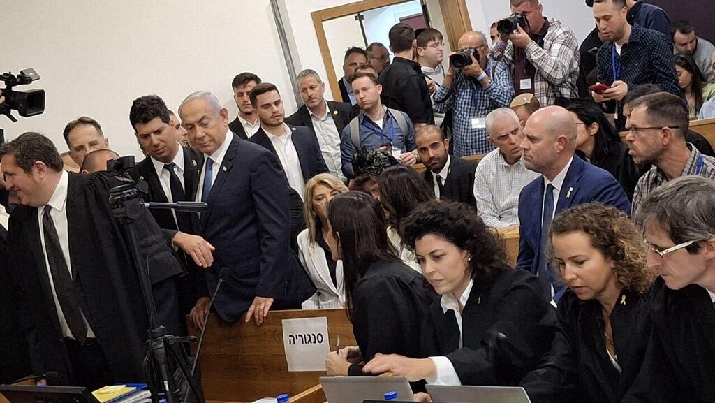 רה"מ בנימין נתניהו נכנס לאולם הדיונים על מנת לתת עדות תיקי אלפים