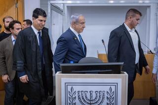 רה"מ בנימין נתניהו באולם הדיונים עלפני עדותו בתיקי אלפים