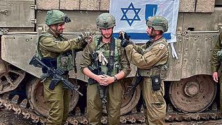 סא"ל רועי ממונה תוך כדי קרב בעזה למג"ד 53 של גולני, לאחר נפילת חברו סא"ל סלמאן חבקה ז"ל