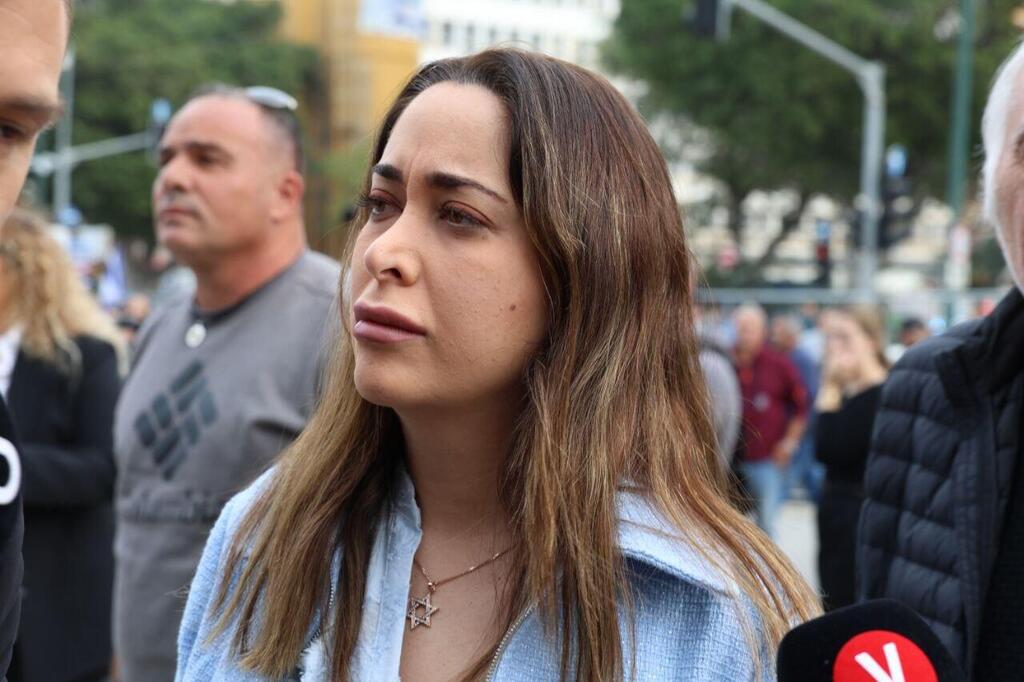 הפגנת תמיכה מחוץ לבית המשפט