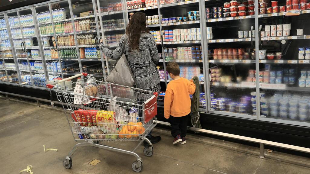 Supermarket shopping (Photo: Elad Gershgoren) קניות בסופר