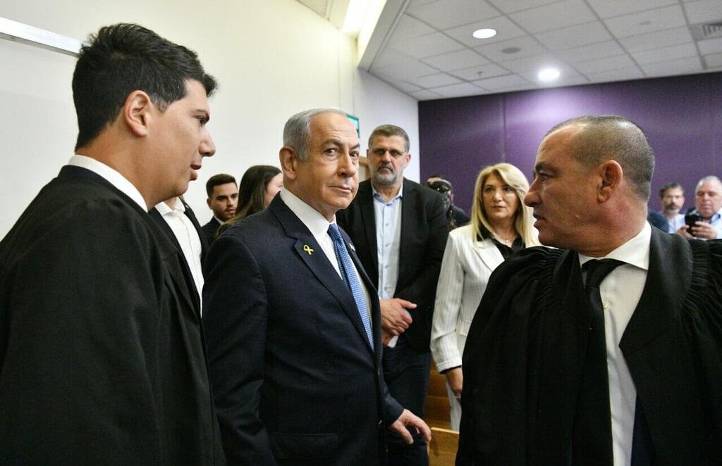 רה"מ בנימין נתניהו נכנס לאולם הדיונים על מנת לתת עדות תיקי אלפים