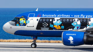 מטוס איירבוס A320 של חברת בריסל איירליינס עם עיצוב מיוחד של הדרדסים בשדה התעופה בהרקליון יוון