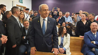 רה"מ בנימין נתניהו נכנס לאולם הדיונים על מנת לתת עדות תיקי אלפים