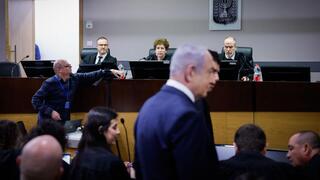 רה"מ בנימין נתניהו נכנס לאולם הדיונים על מנת לתת עדות תיקי אלפים
