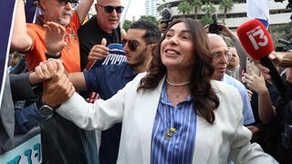 הפגנת תמיכה מחוץ לבית המשפט
