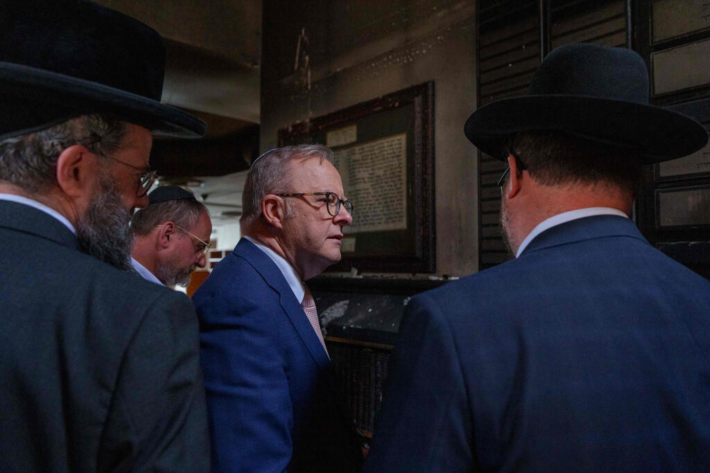 Australian Prime Minister Anthony Albanese visits a synagogue in Melbourne that was set on fire about a year and a half ago (Photo: AFP / Department of the Prime Minister and Cabinet / Australia) ראש ממשלת אוסטרליה, אנתוני אלבניזי, הגיע לביקור בבית הכנסת שהוצת כשהוא חובש כיפה, בניסיון להנמיך את הלהבות