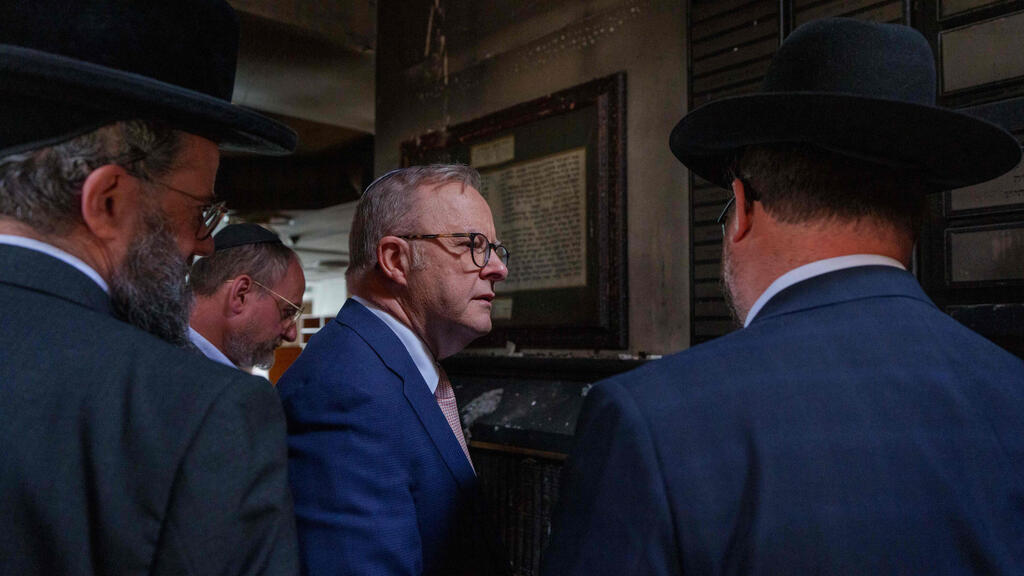 ראש ממשלת אוסטרליה, אנתוני אלבניזי, הגיע לביקור בבית הכנסת שהוצת כשהוא חובש כיפה, בניסיון להנמיך את הלהבות