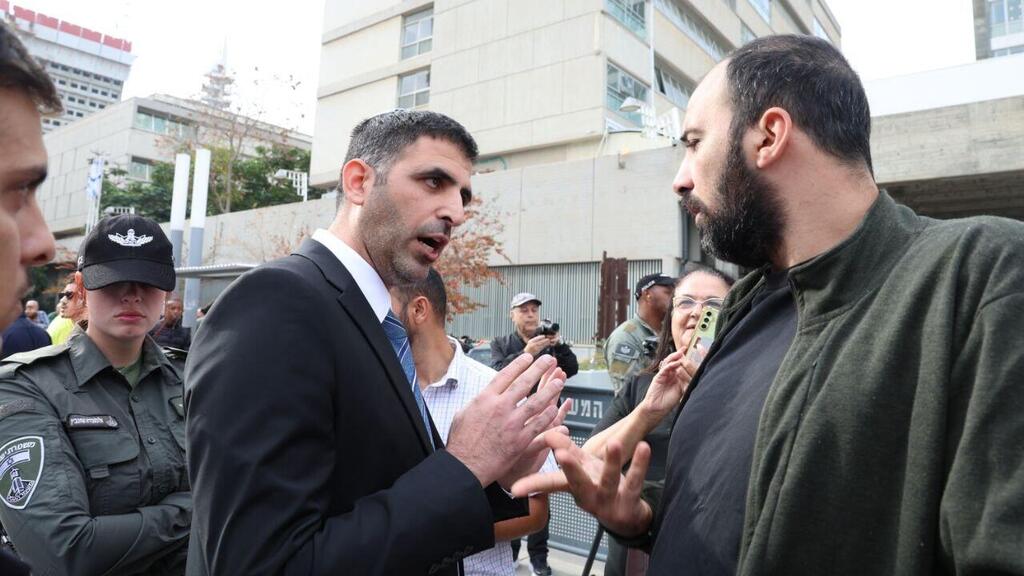 הפגנת תמיכה מחוץ לבית המשפט