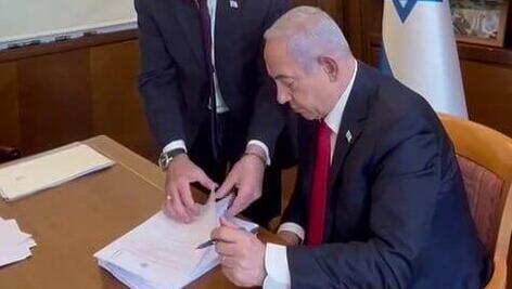 הסרטון אותו הקרין נתניהו בעדותו - חתימה על מסמכים שמביא לו הרל"ש שלו, צחי ברוורמן