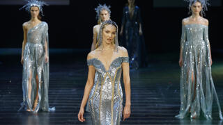 קנדיס סוונפול מדגמנת בתצוגת אופנה של אלי סאאב בריאד, 2024