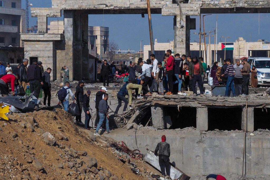 Syrian refugees who were living in Lebanon return to their homeland 