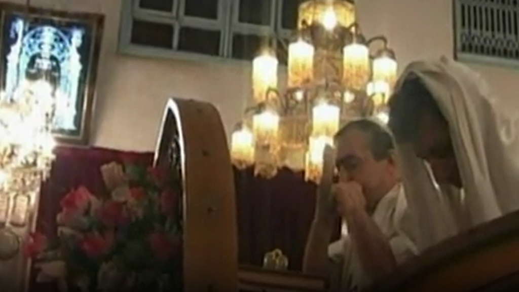 תוקעים בשופר בבית הכנסת בדמשק